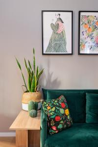 a living room with a green couch and a table at Casa KAI Ostia in Lido di Ostia