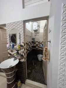 Ένα μπάνιο στο Peaceful 2BHK Family Stay with Equipped Kitchen