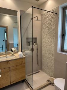 Koupelna v ubytování Villa Luxury Ponti Hill z widokiem na morze