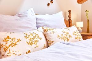 Postel nebo postele na pokoji v ubytování Übersee21 Ferienloft am Chiemsee