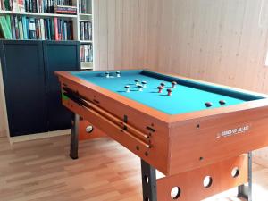 een pooltafel met acht speelgoed eendjes erop bij 10 person holiday home in Ansager in Ansager