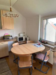 een keuken met een tafel en stoelen in een kamer bij Lindenstraße in Aue-Bad Schlema