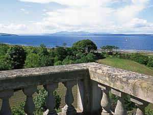 un balcón de piedra con vistas al océano en Lochnagar, en Largs