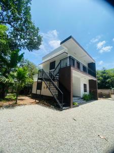 Budova, kde se vila nachází + 8 fotografií