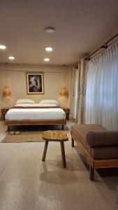 Un dormitorio con una cama, un sofá y una mesa. en Artelier's Home, en Pātan