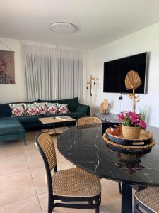 Χώρος καθιστικού στο הבית בחוף הזהב +4 φωτογραφίες