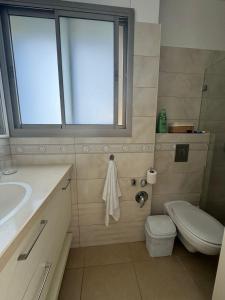 Ένα μπάνιο στο הבית בחוף הזהב