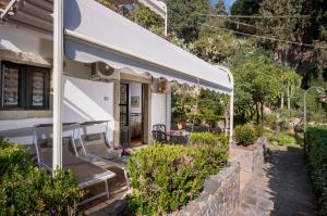 タオルミーナにあるホテル ベル ソッジョールノの白家