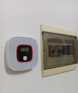 a digital alarm clock next to a microwave at Sicilia Bedda Casa Vacanze in Lascari