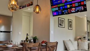 TV a/nebo společenská místnost v ubytování Les Cristaux Studio, with view to Mont Blanc