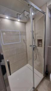 Koupelna v ubytování Les Cristaux Studio, with view to Mont Blanc + 38 fotografií