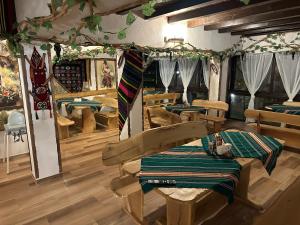 restauracja ze stołami i krzesłami w pokoju w obiekcie Devin River w mieście Devín