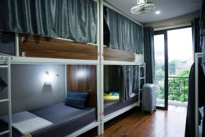 Ένα ή περισσότερα κρεβάτια σε δωμάτιο στο Hanoi Train Street Hostel