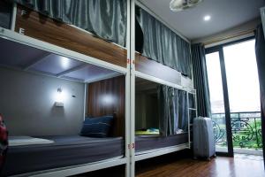 Postel nebo postele na pokoji v ubytování Hanoi Train Street Hostel