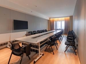 una sala de conferencias con una mesa grande y sillas en Shō Hotel BreakX, en George Town 60 fotos más