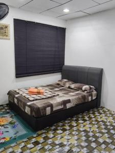 una cama grande en una habitación con ventana en Qmar D Sepang, en Sepang