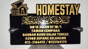 Un cartel en una pared con una casa en él. en Qmar D Sepang, en Sepang