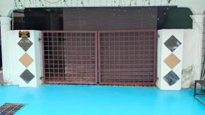 una puerta en medio de un escenario con suelo azul en Qmar D Sepang, en Sepang 1 foto más