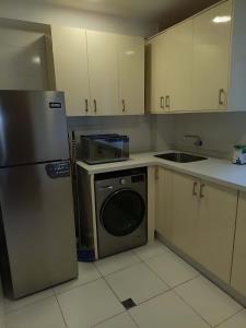 a kitchen with a stainless steel refrigerator and a dishwasher at Apartamento Amplio Cerca de Todo con Seguridad y con Todas las Comodidades de un Hospedaje Renovado y Totalmente Equipado, ademas Tene Wi-Fi de Alta Velocidad in Caracas +12 photos