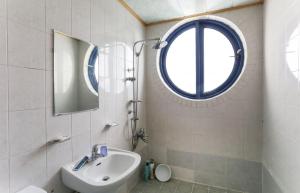 江陵市にあるGyeongpo Comodo Motelの洗面台と窓のあるバスルーム