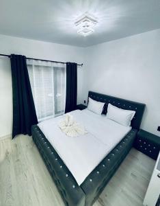 Un dormitorio con una cama con cabecero negro. en Secret Forest Avrig By Erwin, en Avrig