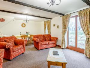 Runcton HolmeにあるGable Barn - E3865のソファ2つとテーブルのあるリビングルーム