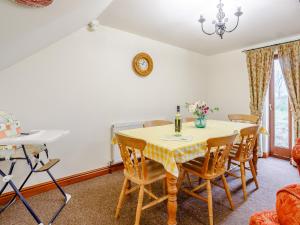 Runcton HolmeにあるGable Barn - E3865のテーブルと椅子のあるダイニングルーム