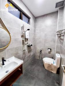 Ένα μπάνιο στο ADA Premium Luxury Villa in Klebang By Nestcove