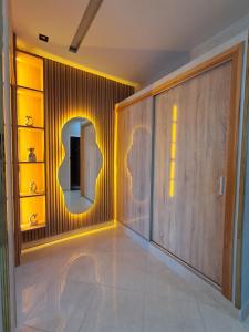 a room with a wall with a mirror and a shelf at Appartements meublés avec vue sur la mer dans la ville jebha T1 in Yebha
