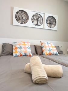 Vista Paraíso Puerto Rico في بورتو ريكو: سرير عليه وسادتين وبطانية +21 صورة