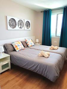 Vista Paraíso Puerto Rico في بورتو ريكو: غرفة نوم بسرير كبير مع ستائر زرقاء