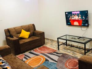 TV a/nebo společenská místnost v ubytování 1 Bedroom Fully Furnished Luxurious Apartment Voi Town