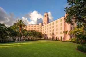 ein großes Gebäude mit einer Rasenfläche davor in der Unterkunft The Vinoy Resort & Golf Club, Autograph Collection in St Petersburg