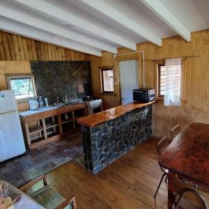 Kuchyň nebo kuchyňský kout v ubytování Cabañas Hualles de Huillinco