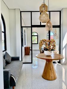 金巴兰Baliem Resort Jimbaran的客厅里有一张桌子和一张沙发