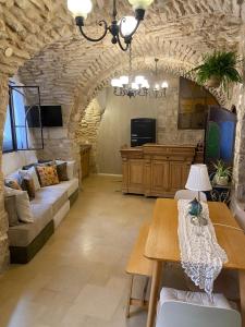 Μια τηλεόραση ή/και κέντρο ψυχαγωγίας στο LEAH- botanical villa