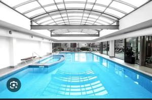 una grande piscina con acqua blu in un edificio di Penthouse Retreat in Heart ofCBD a Melbourne