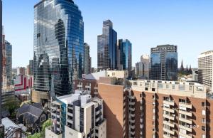 vista su uno skyline della città con edifici alti di Penthouse Retreat in Heart ofCBD a Melbourne