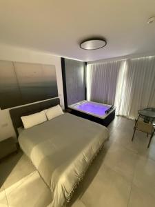 内坦亚חוויה בכיכר的一间卧室配有一张紫色光床
