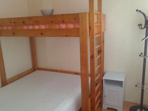Двухъярусная кровать или двухъярусные кровати в номере Auli Beach Area Holiday Home