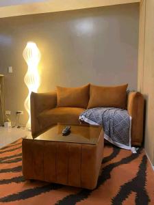 un salon avec un canapé et une table basse dans l'établissement The Majestic Staycation, à Manille