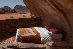 Postel nebo postele na pokoji v ubytování Wadi Rum Cave Camping