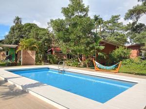 una piscina con una hamaca junto a una casa en Jungle View Resort, en Ko Chang
