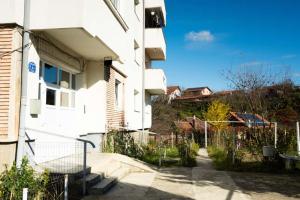 VulcanにあるChris Apartの通りに隣接する柵のある白い建物