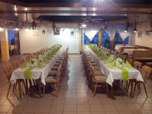 - une rangée de tables dans une salle de banquet avec des serviettes vertes dans l'établissement Gasthof Pflamminger, à Wörth an der Donau