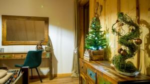 a living room with a christmas tree on a dresser at Chata Czego Dusza Pragnie in Zachełmie