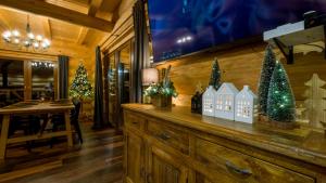a counter with christmas decorations on it in a restaurant at Chata Czego Dusza Pragnie in Zachełmie