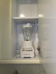 a blender sitting on a shelf in a kitchen at Apartamento Amplio Cerca de Todo con Seguridad y con Todas las Comodidades de un Hospedaje Renovado y Totalmente Equipado, ademas Tene Wi-Fi de Alta Velocidad in Caracas