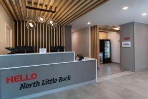 a hotel lobby with a helio north little rock at TownePlace Suites North Little Rock  in North Little Rock