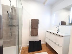 a bathroom with a shower and a sink at Hyper centre, quartier du port in Audierne